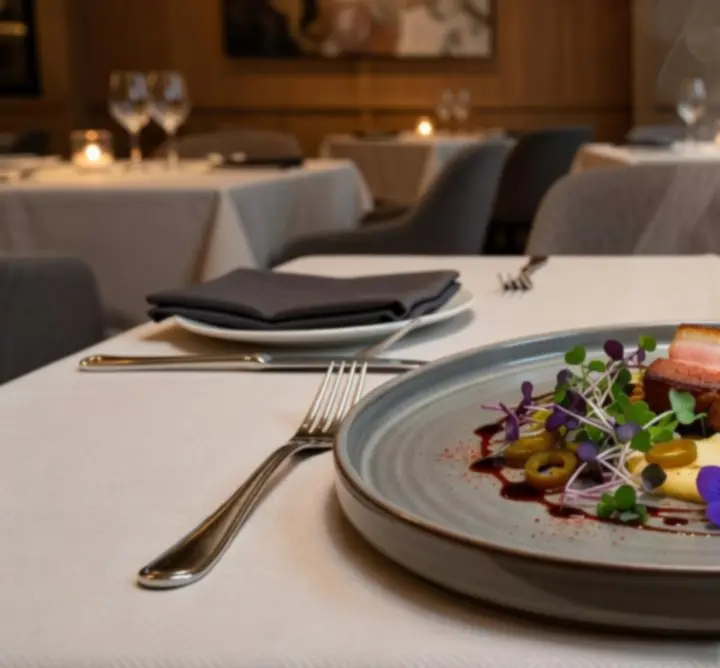 Fine dining tálalás elegáns éttermi asztalon a Cool Air Install Hubban