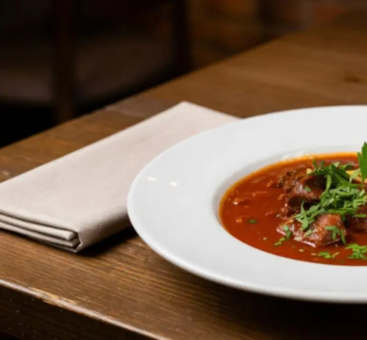 Fine dining stílusban tálalt magyar főétel modern körettel a Cool Air Install Hub éttermében.